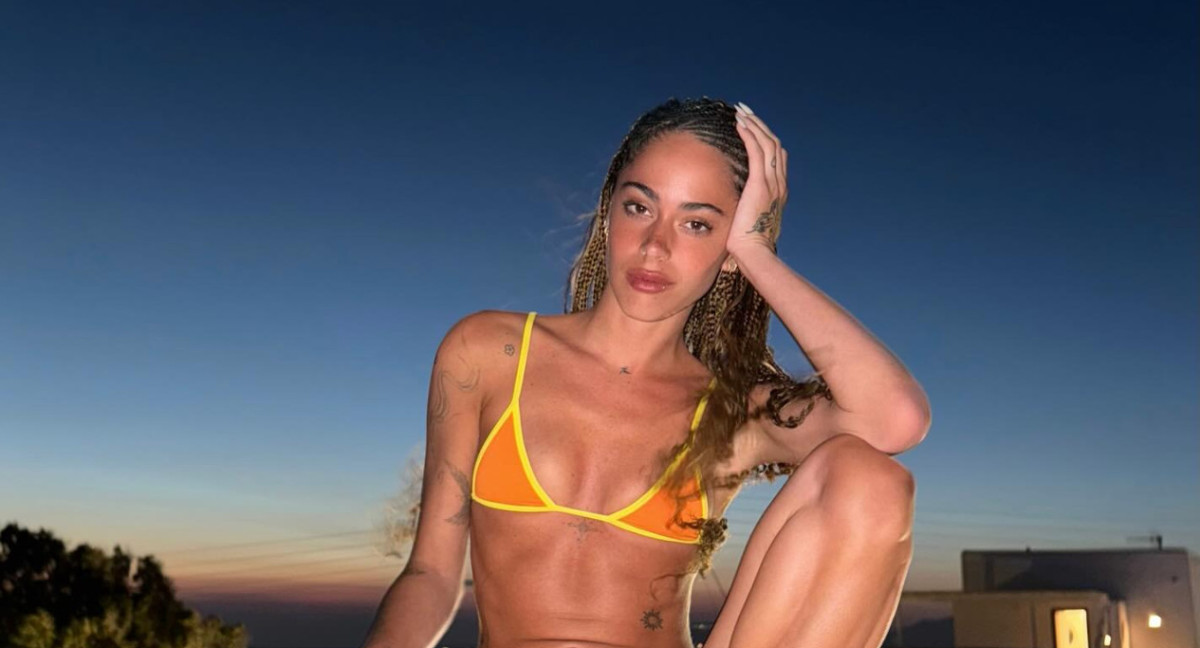 Tini Stoessel lució su microbikini naranja. Foto: Instagram.