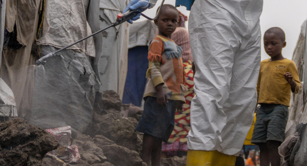 Desinfección en el Congo para prevenir la viruela del mono y mpox. Foto: EFE.