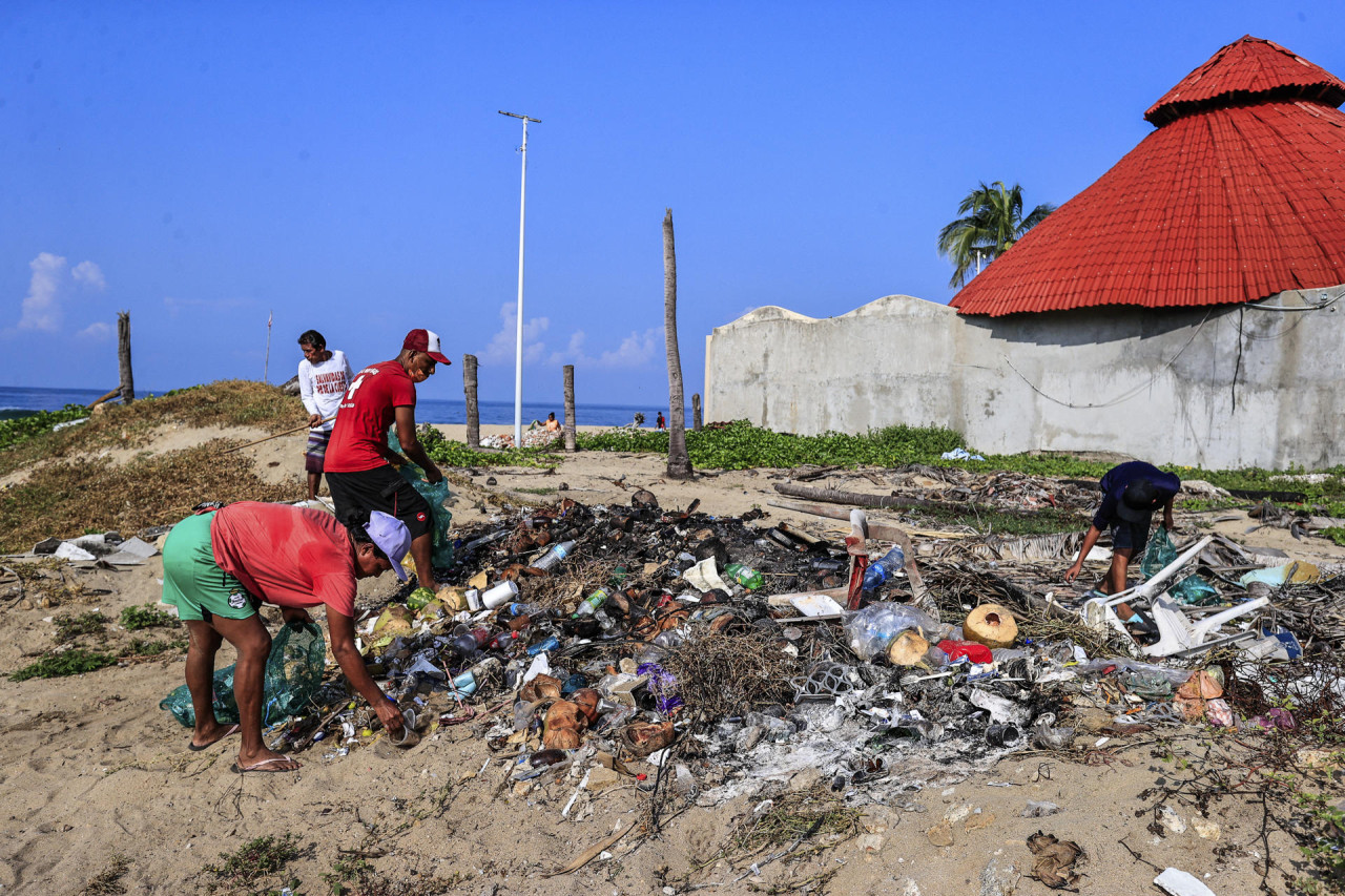 Concurso en México para recolectar basura de las playas. Foto: EFE.