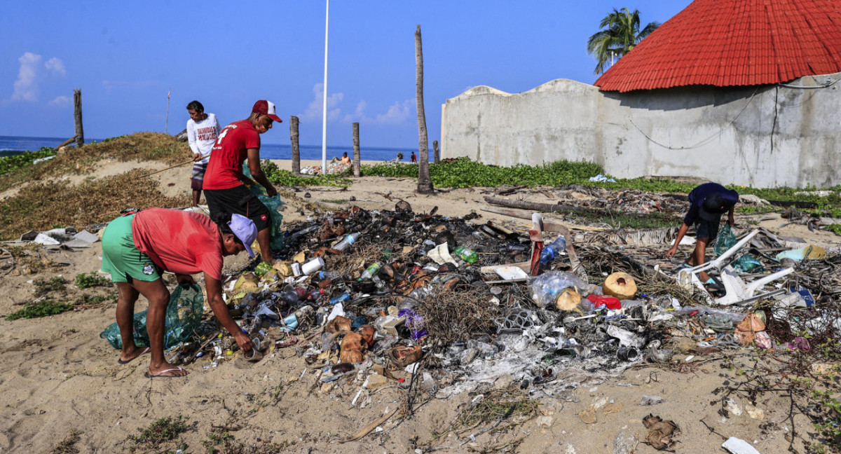 Concurso en México para recolectar basura de las playas. Foto: EFE.