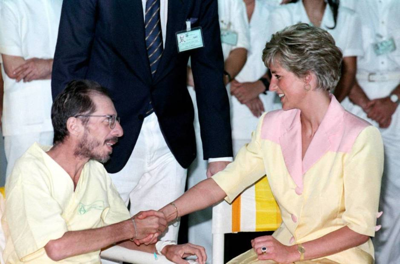 Lady Di le da la mano a un paciente con SIDA. Foto X.