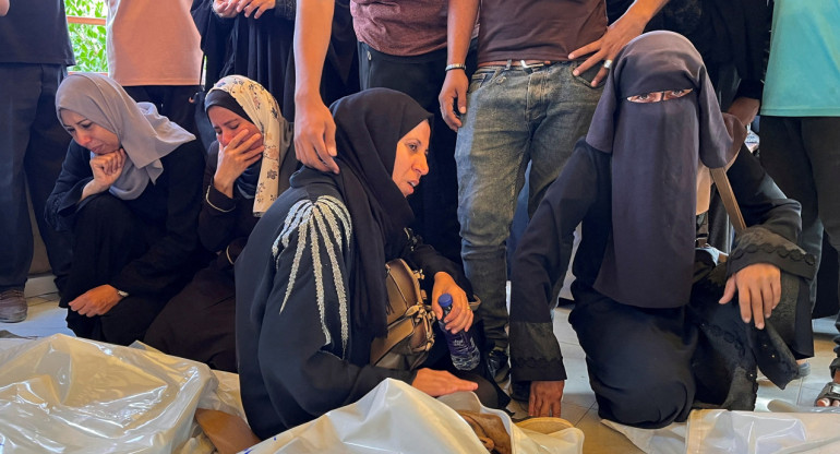 Mujeres palestinas sufren la pérdida de jóvenes gazatíes. Foto: Reuters.