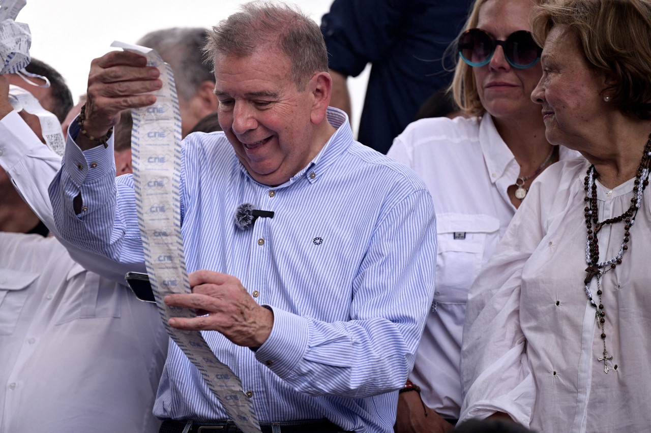 El candidato opositor Edmundo González sostiene actas electorales. Foto: Reuters.