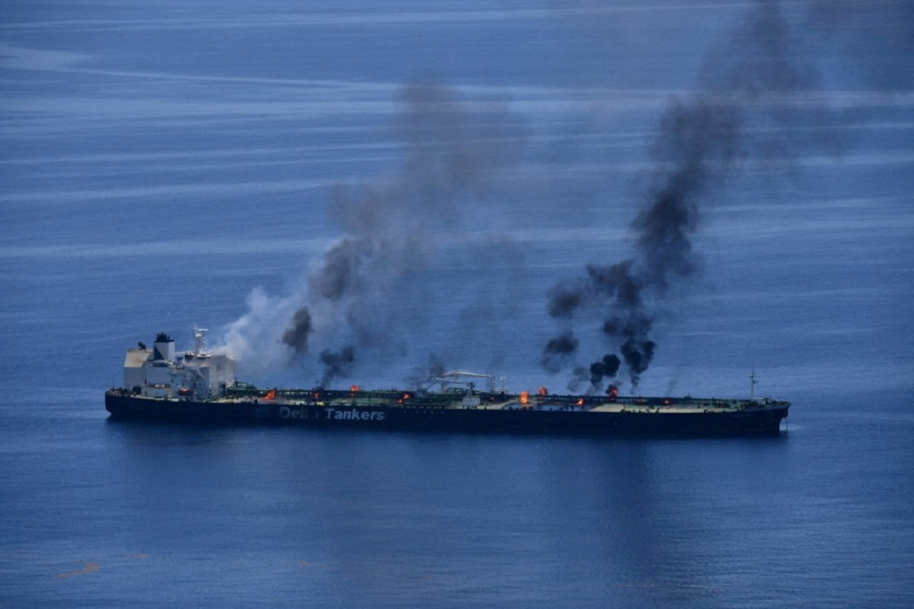 Ataque de los hutíes contra un barco petrolero en el mar Rojo. Foto: Reuters