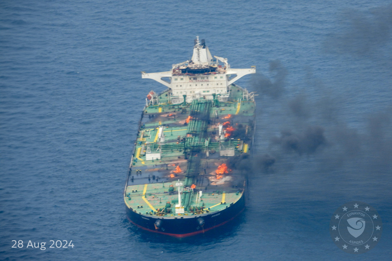 Ataque de los hutíes contra un barco petrolero en el mar Rojo. Foto: Reuters