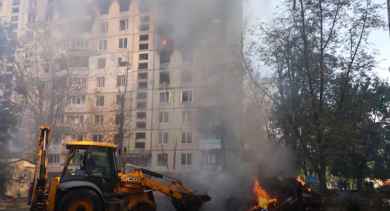 El bombardeo ruso en Járkov que mató a seis personas. Foto: Captura de video/EFE.