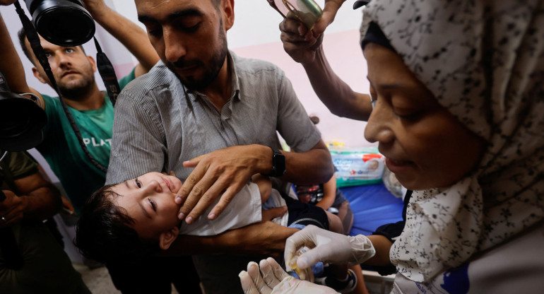 Vacunación en Gaza contra la polio. Foto: Reuters.