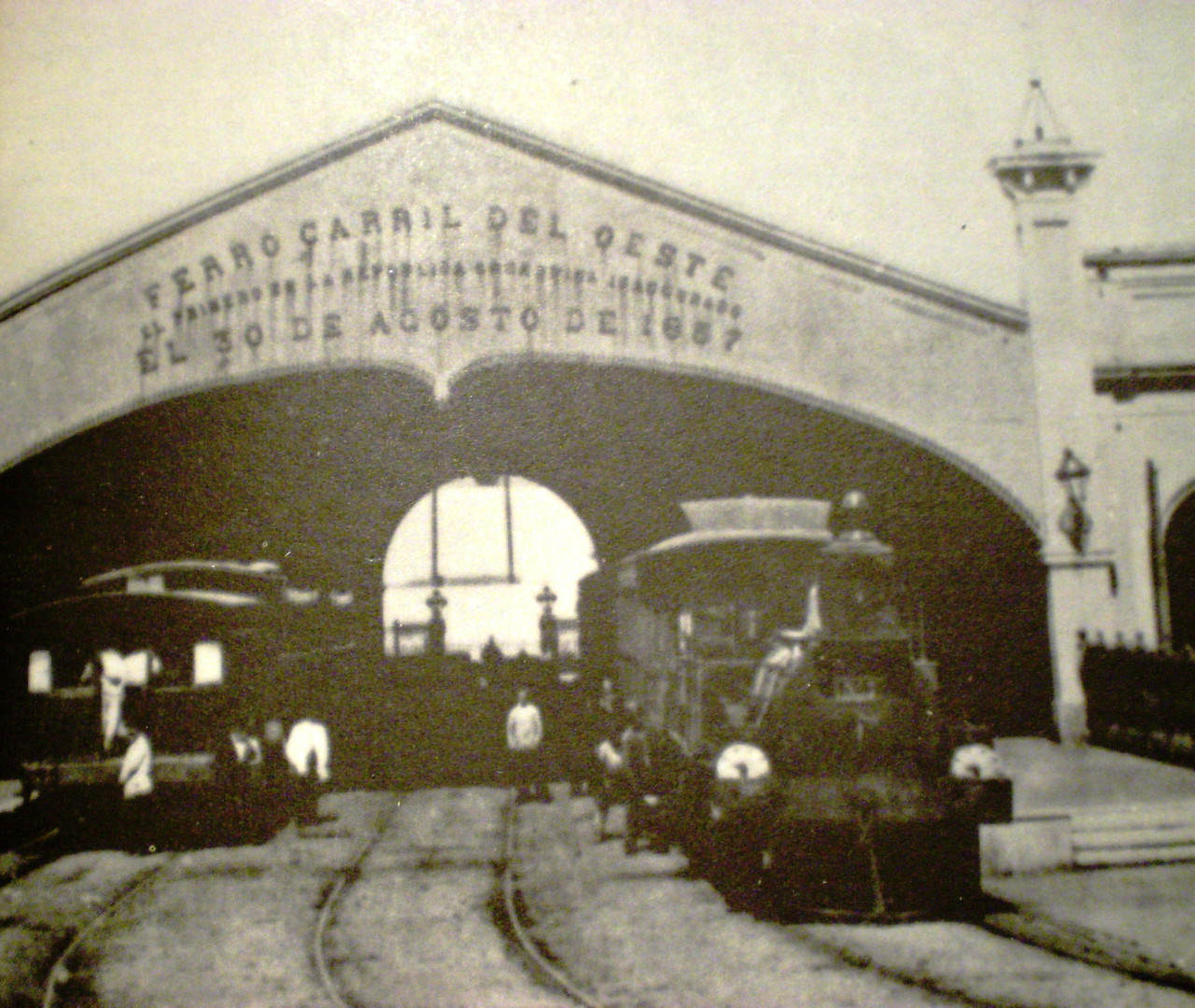 Trenes en la estación del Parque, la primera de la línea e inaugurada en 1857