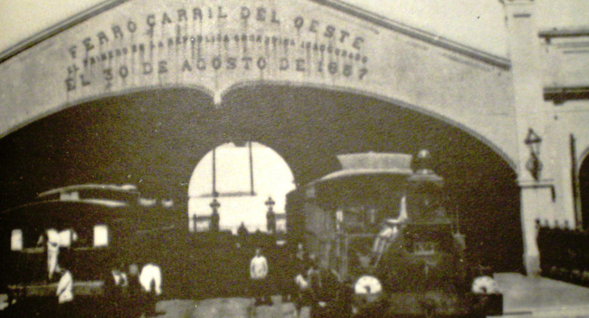 Trenes en la estación del Parque, la primera de la línea e inaugurada en 1857