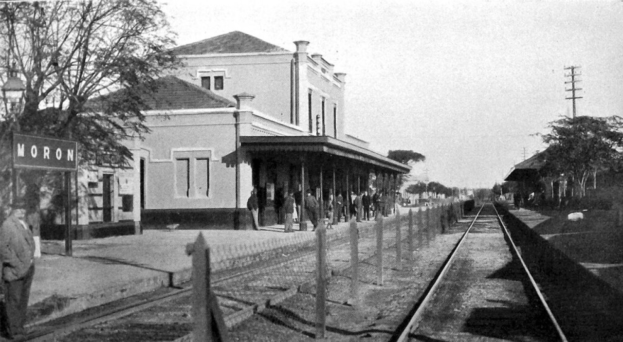 El edificio y andenes de la Estación Morón en 1910