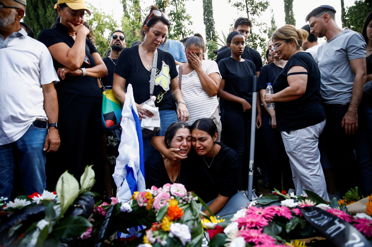 Dolor en el funeral de uno de los rehenes asesinados. Foto: Reuters.