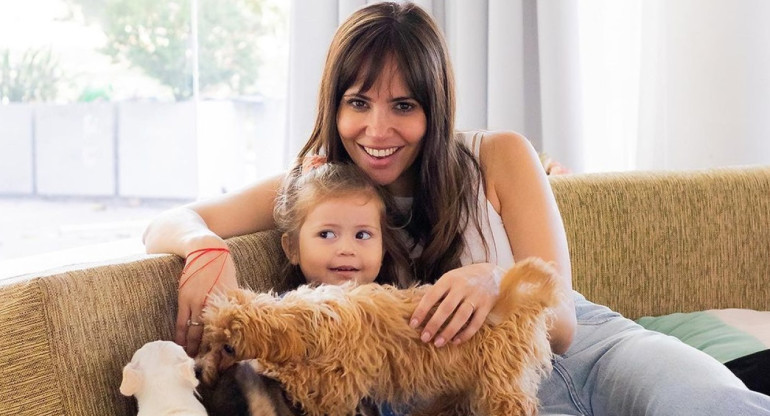 Romina Uhrig junto a una de sus hijas y mascotas. Foto: Instagram @romina_uhrig.