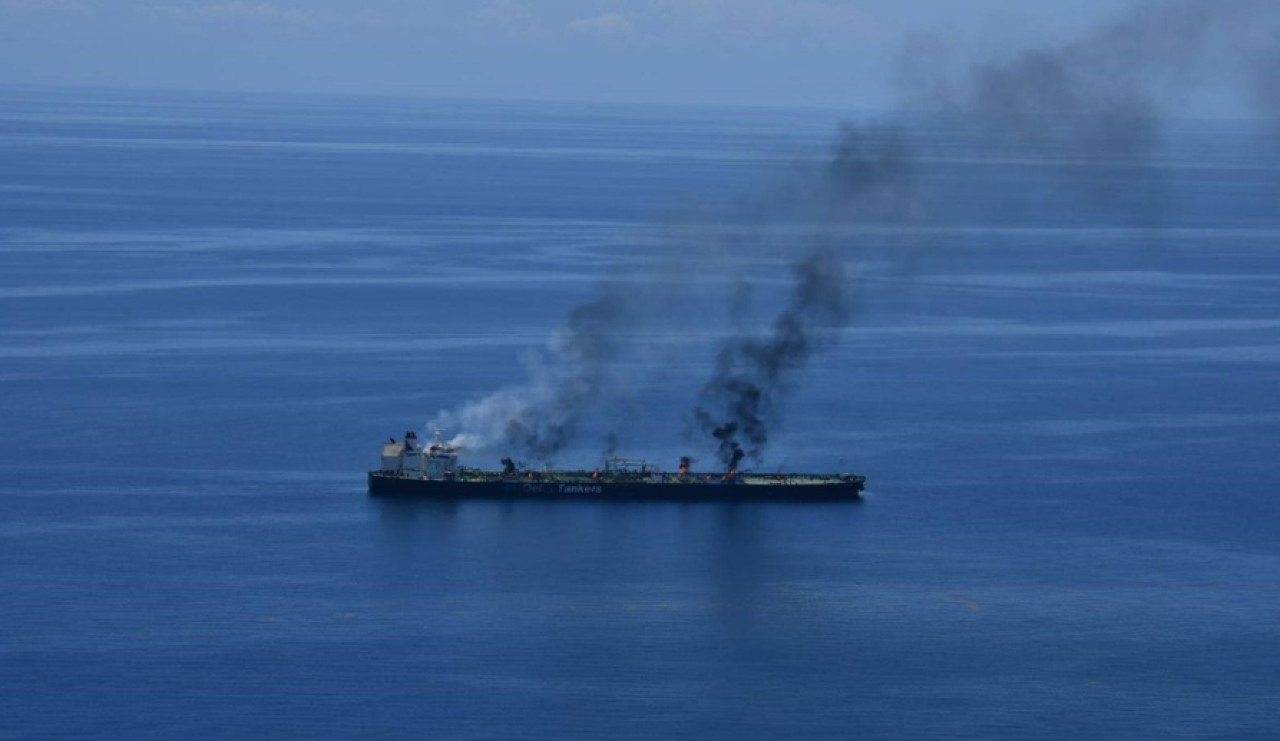 Buque griego cargado de petróleo atacado por hutíes en el Mar Rojo. Foto: X/@EUNAVFORASPIDES.