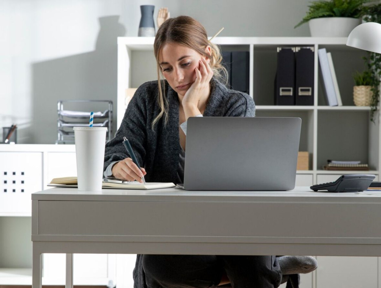 Estrés laboral. Foto: Unsplash