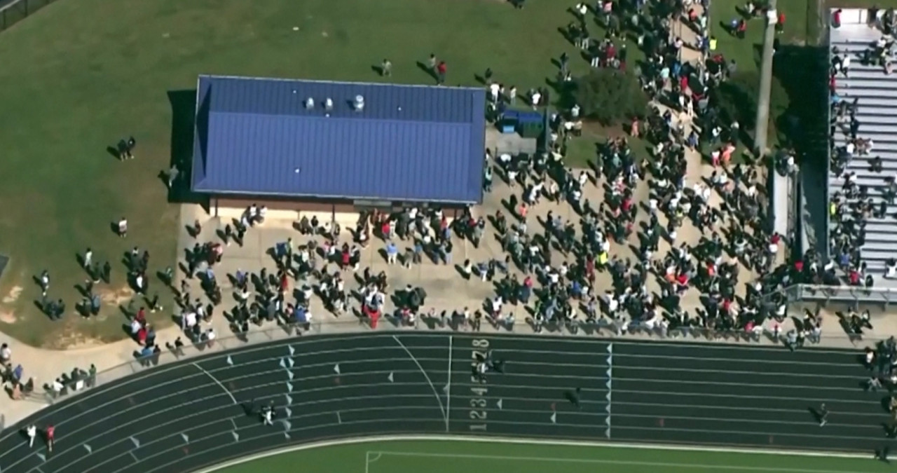 Evacuaron una escuela en Estados Unidos por posible tiroteo. Foto: captura video Reuters.