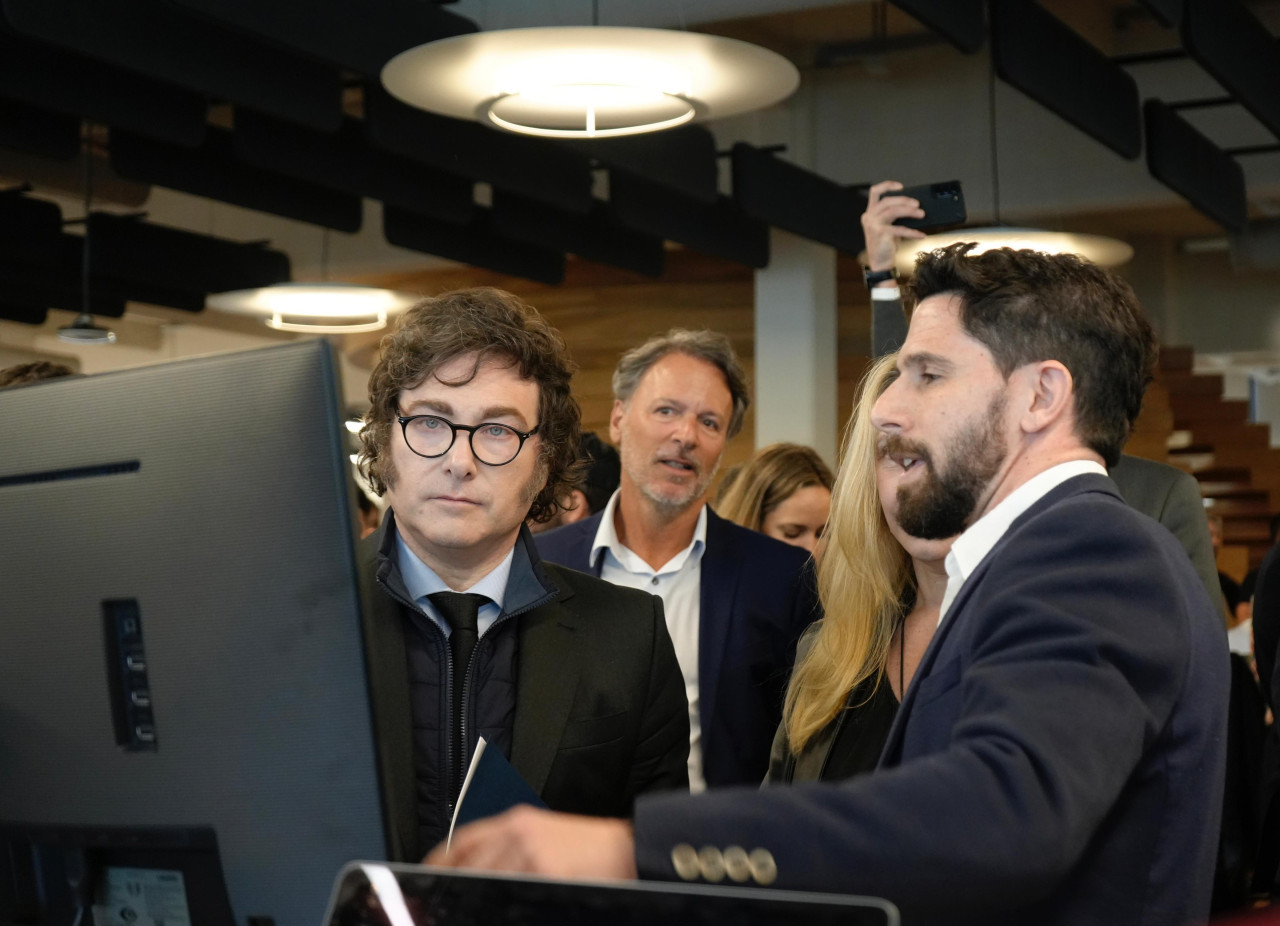 Javier Milei en las oficinas de Mercado Libre junto a Marcos Galperin. Foto: Prensa Presidencia