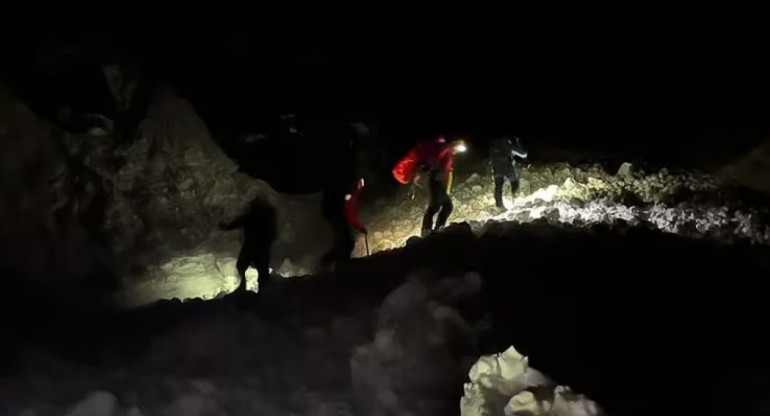 Los rescatistas buscan posibles víctimas de la Avalancha en Bariloche. Fuente: gentileza Club Andino Bariloche.