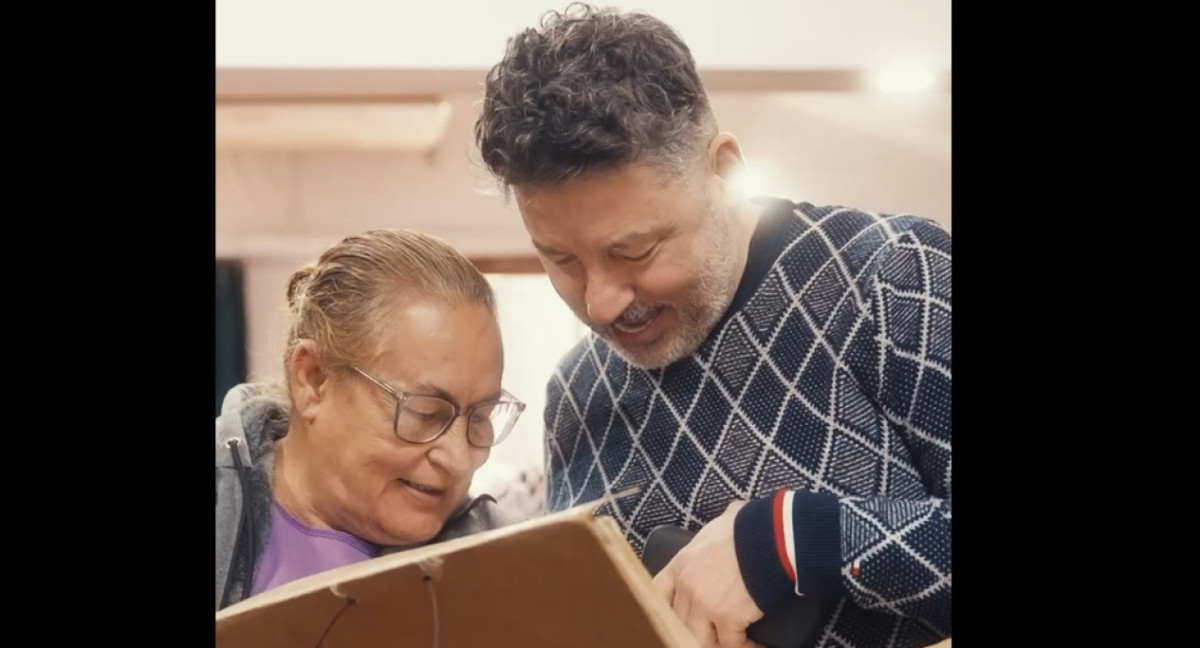 Gustavo Menéndez en el acto de firma de escrituras de vecinos de Merlo. Foto: Captura de video.