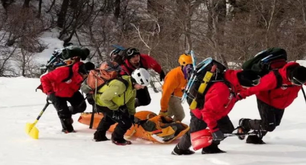 El rescate del turista cordobés de la avalancha en Bariloche. Foto: Gentileza Diario Rio Negro.