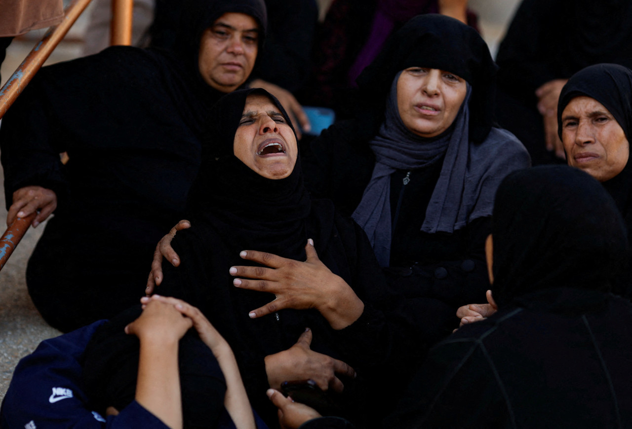 Las mujeres palestinas sufren la guerra en Gaza. Foto: Reuters.