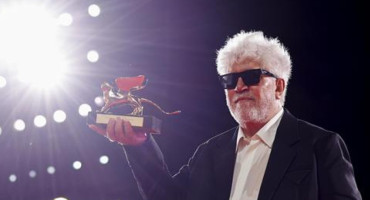 Almodóvar ganó el galardón de Oro en el Festival de Venecia. Fuente: EFE