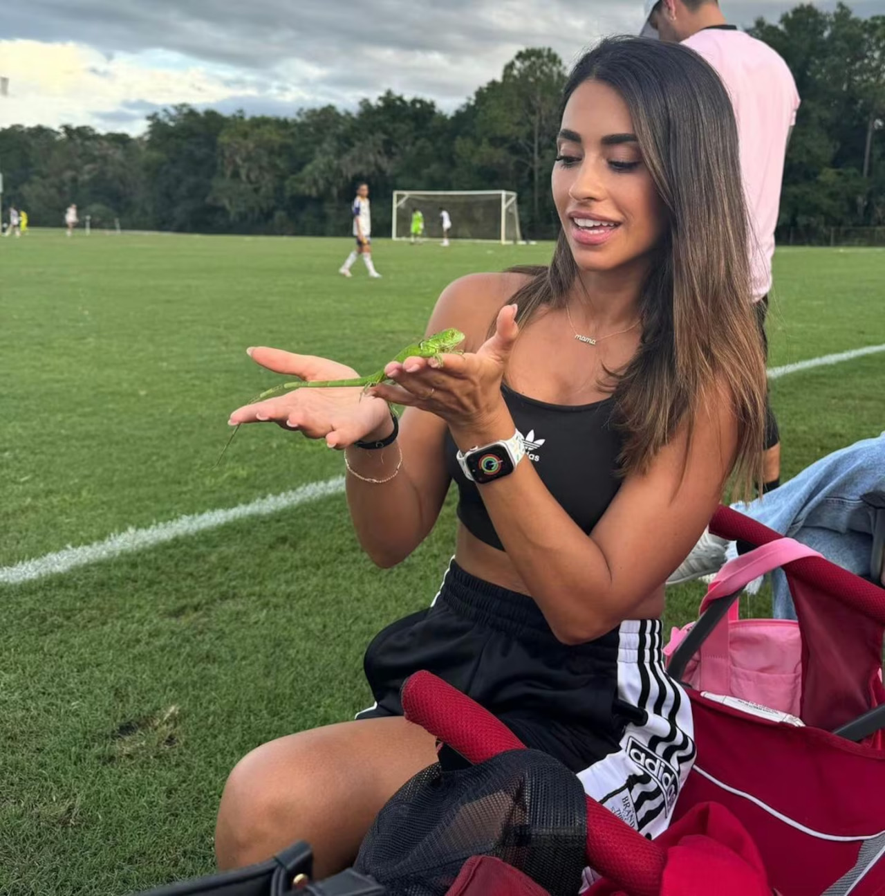 Antonela Roccuzzo y la iguana que la visitó. Foto: Instagram.