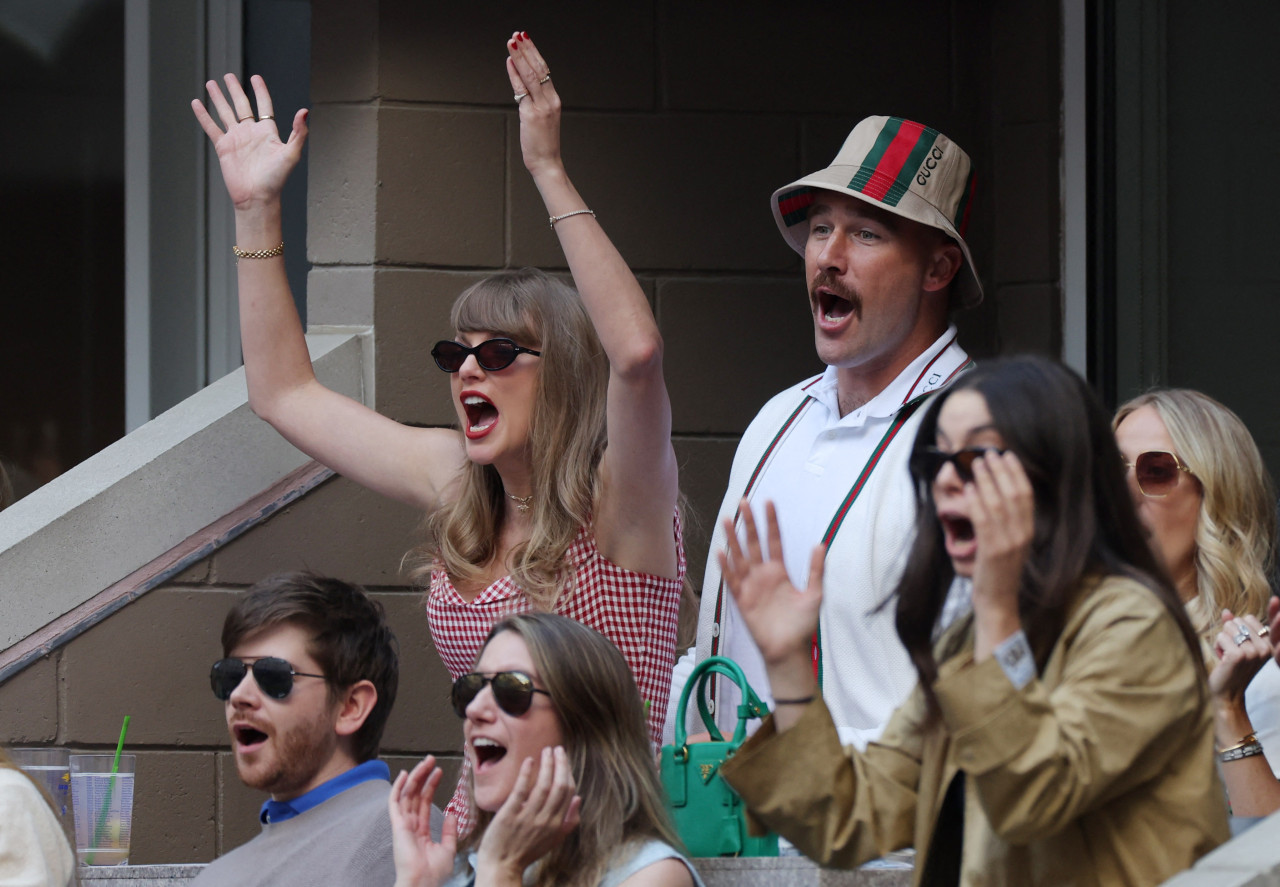 Taylor Swift y Travis Kelce, presentes en el estadio. Foto: Reuters.