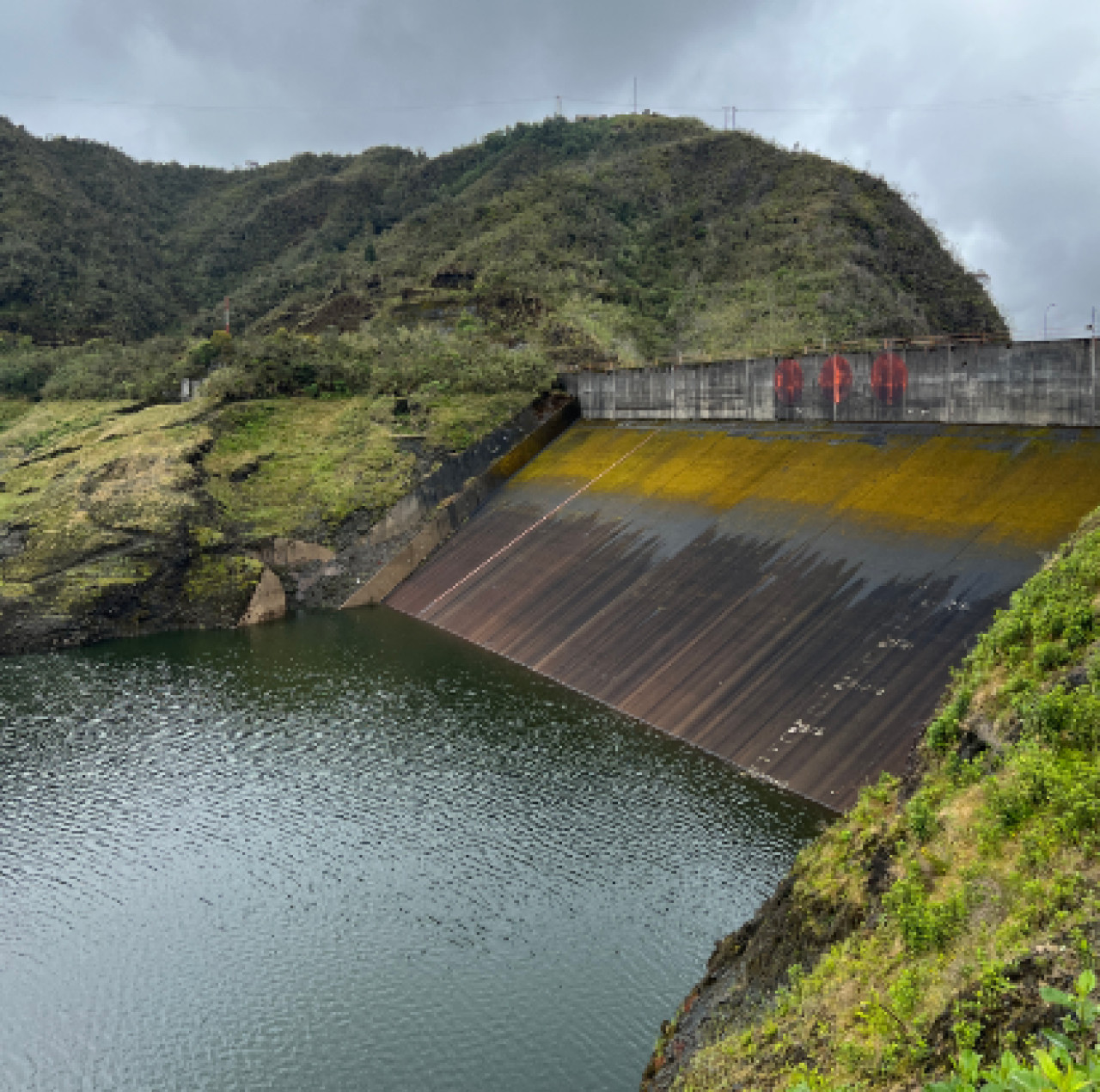 El Embalse de Chuza, que abastece a Bogotá y alrededores en Colombia. Foto: X/@AcueductoBogota.