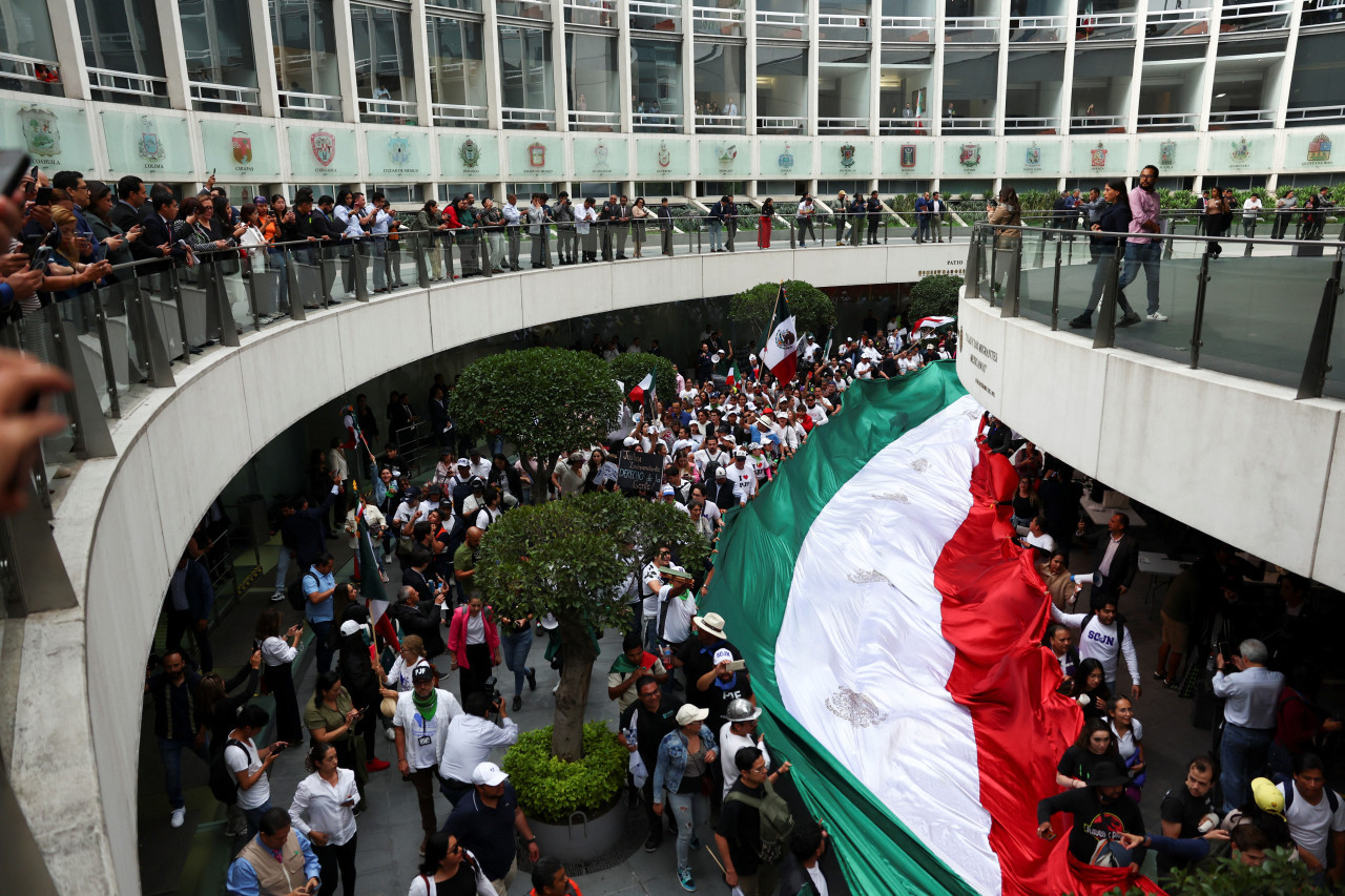 Manifestantes tomaron el Senado de México en pleno debate por la reforma judicial. Foto: REUTERS.