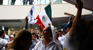 Manifestantes tomaron el Senado de México en pleno debate por la reforma judicial. Foto: REUTERS.