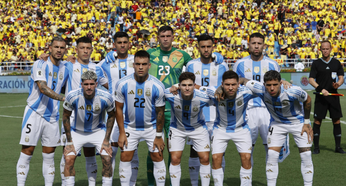 La formación de Argentina ante Colombia. Foto: EFE.