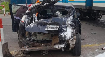 Así quedó el auto tras chocar contra el tren Sarmiento. Foto: redes.