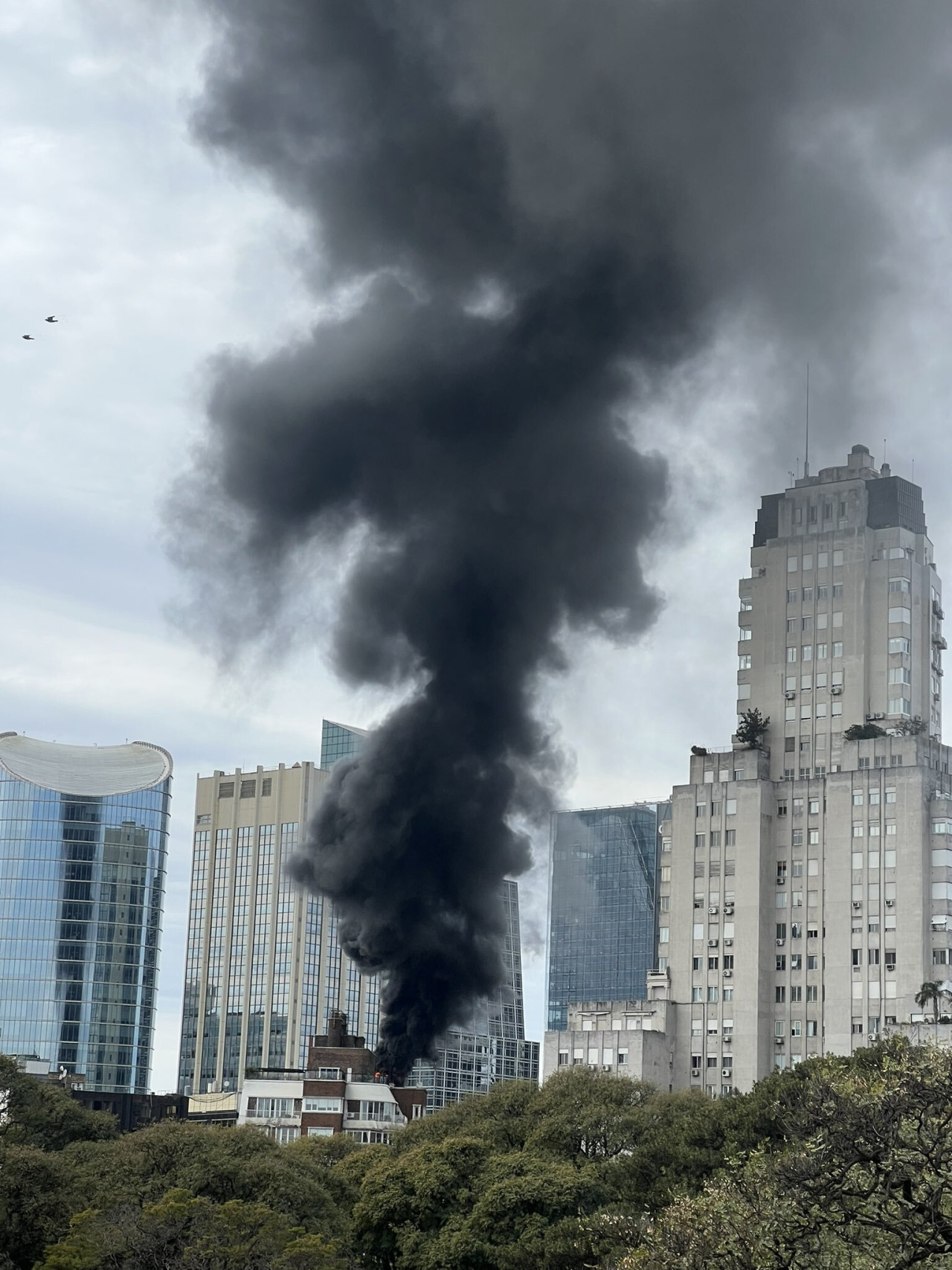 Incendio en un edificio de Retiro. Foto: X.