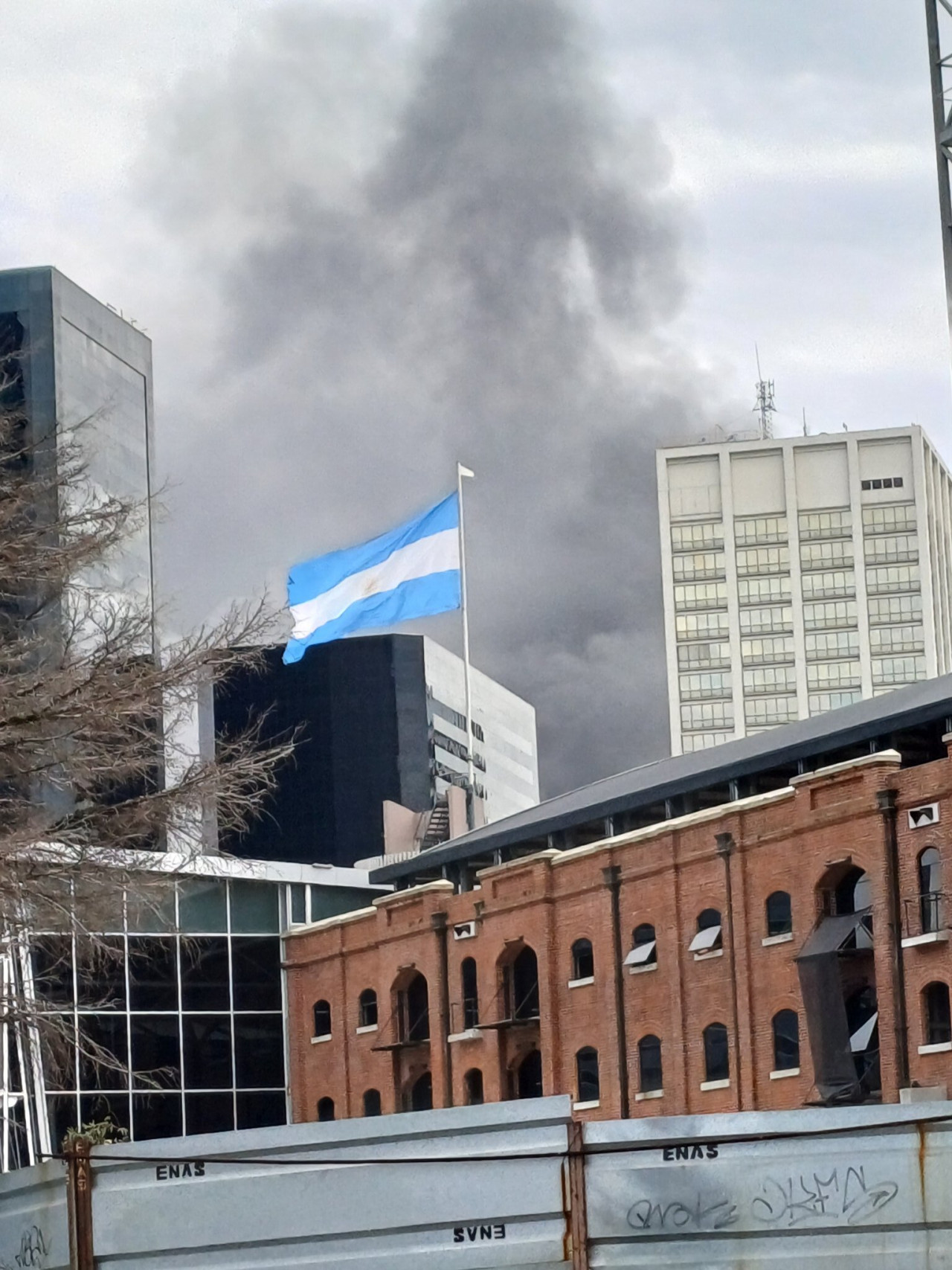 Incendio en un edificio de Retiro. Foto: X.