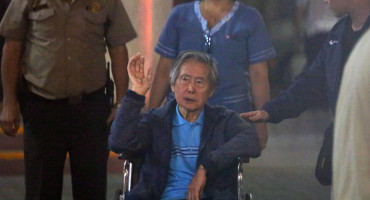 Fotografía de archivo fechada el 4 de enero de 2018 que muestra al expresidente peruano Alberto Fujimori (c), a su salida de la clínica Centenario de Lima (Perú). EFE