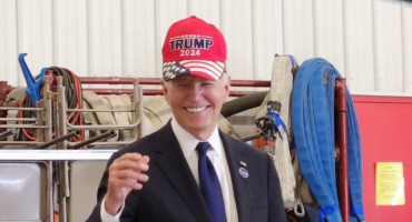 Joe Biden con la gorra de la campaña de Donald Trump.