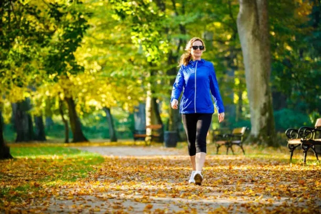 Caminar ayuda a la felicidad en las mujeres. Fuente: Unsplash.