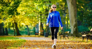 Caminar ayuda a la felicidad en las mujeres. Fuente: Unsplash.