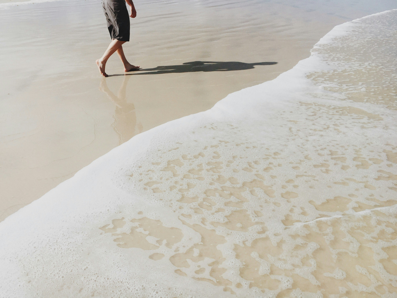 Los pies se ensucian en la playa. Foto: Unsplash.