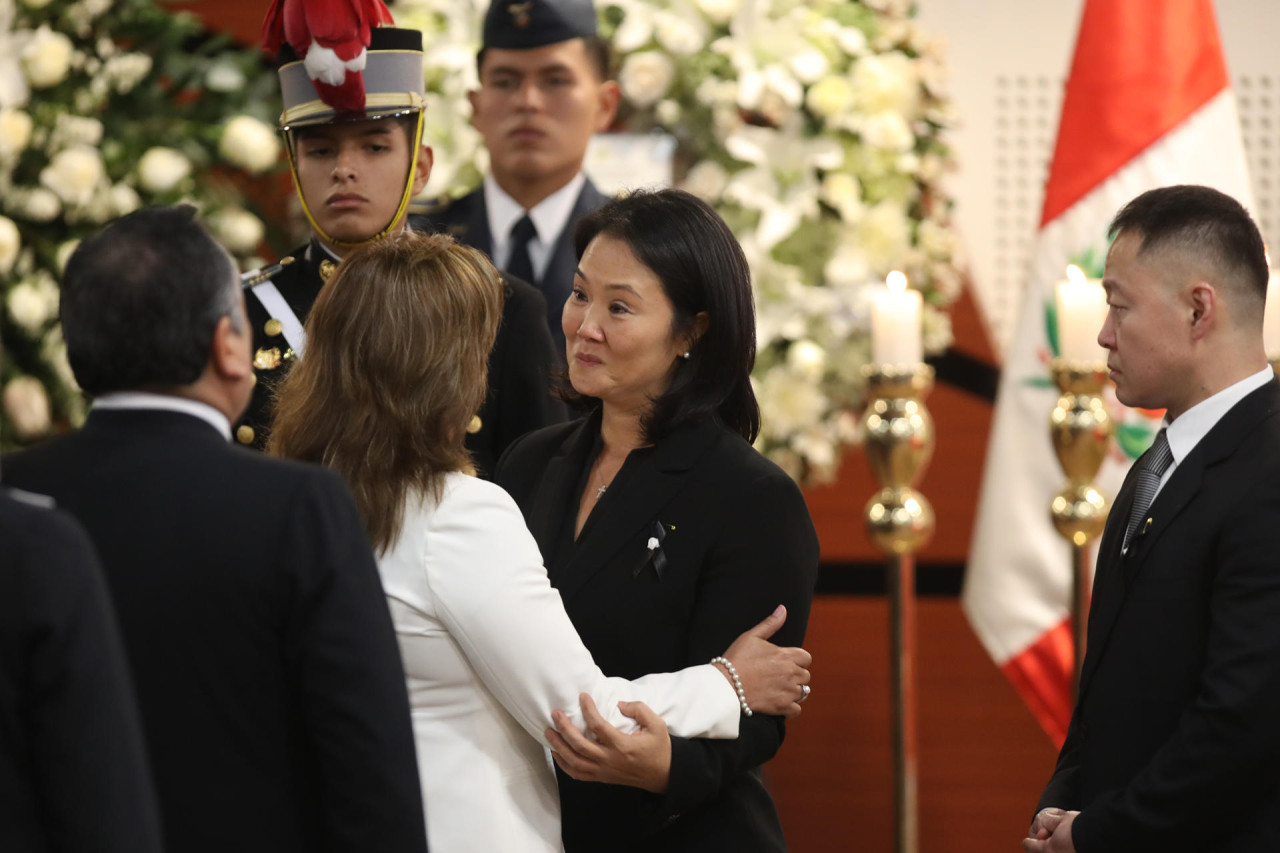 Dina Boluarte junto a Keiko Fujimori en el último adiós a Alberto Fujimori. Foto: EFE