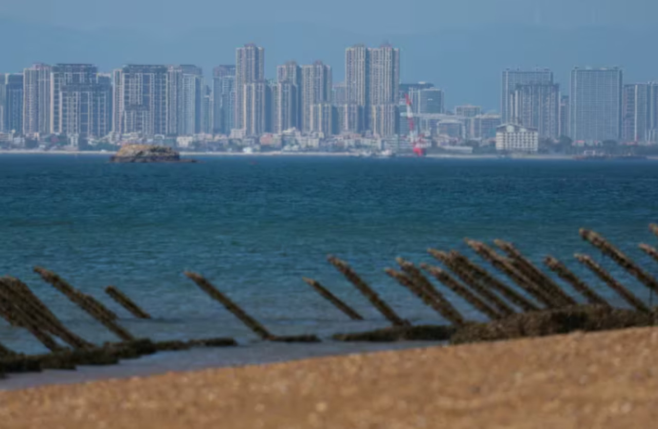 Barricadas antidesembarco en la playa de Taiwán. Foto: REUTERS.