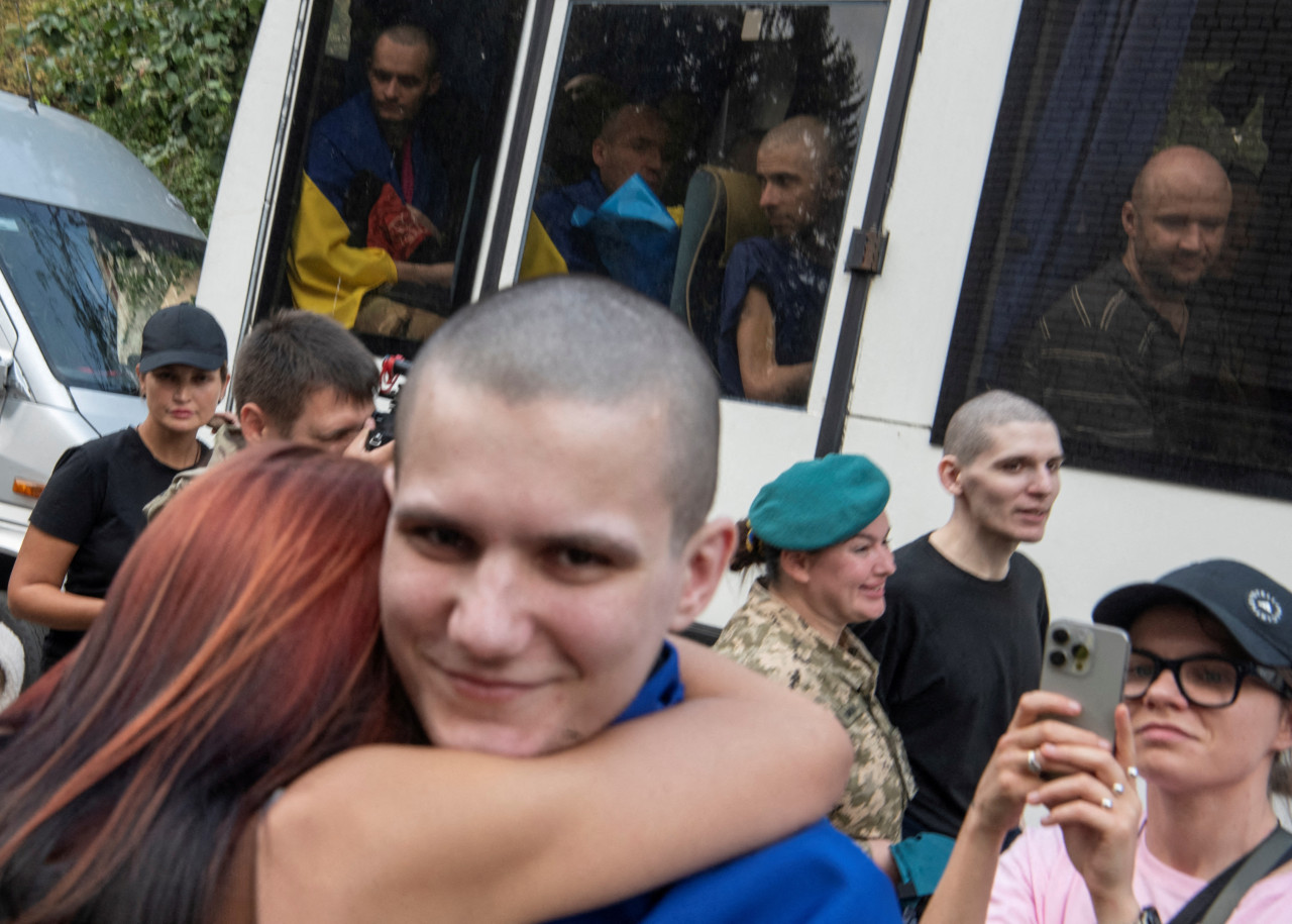 Regreso a Ucrania de prisioneros de guerra tras intercambio con Rusia. Foto: REUTERS.