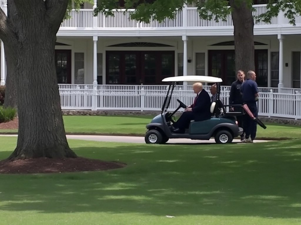 Donald Trump en su club de golf de Florida, Estados Unidos. Foto: X @upuknews1.