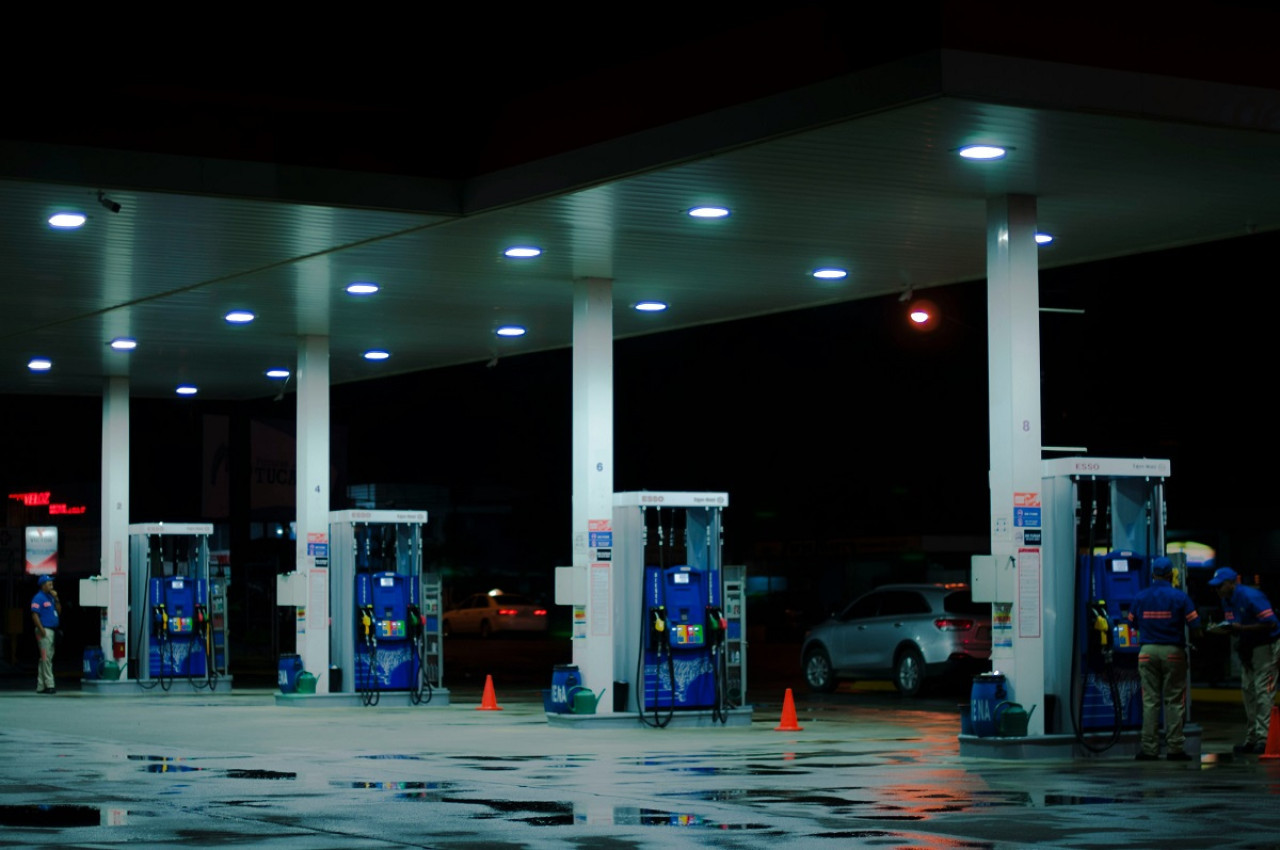 Estación de servicio; combustible; nafta. Foto: Unsplash.