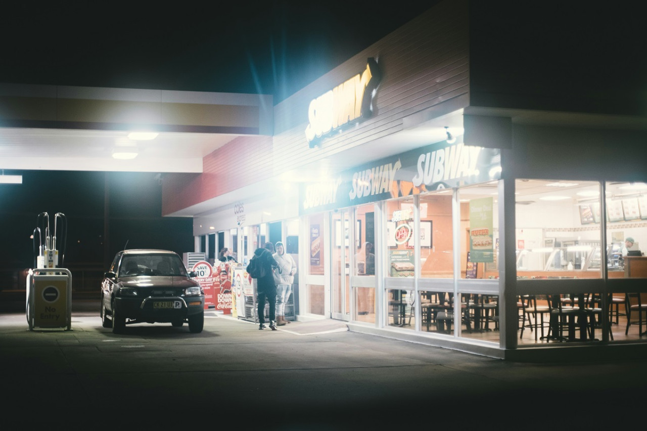 Estación de servicio; combustible; nafta. Foto: Unsplash.