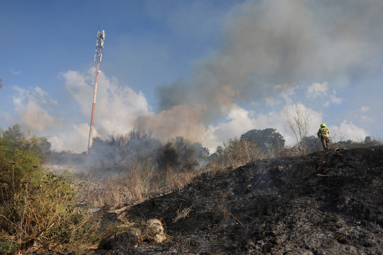 Columna de humo negro tras un ataque desde Yemen a Israel. Foto: EFE.