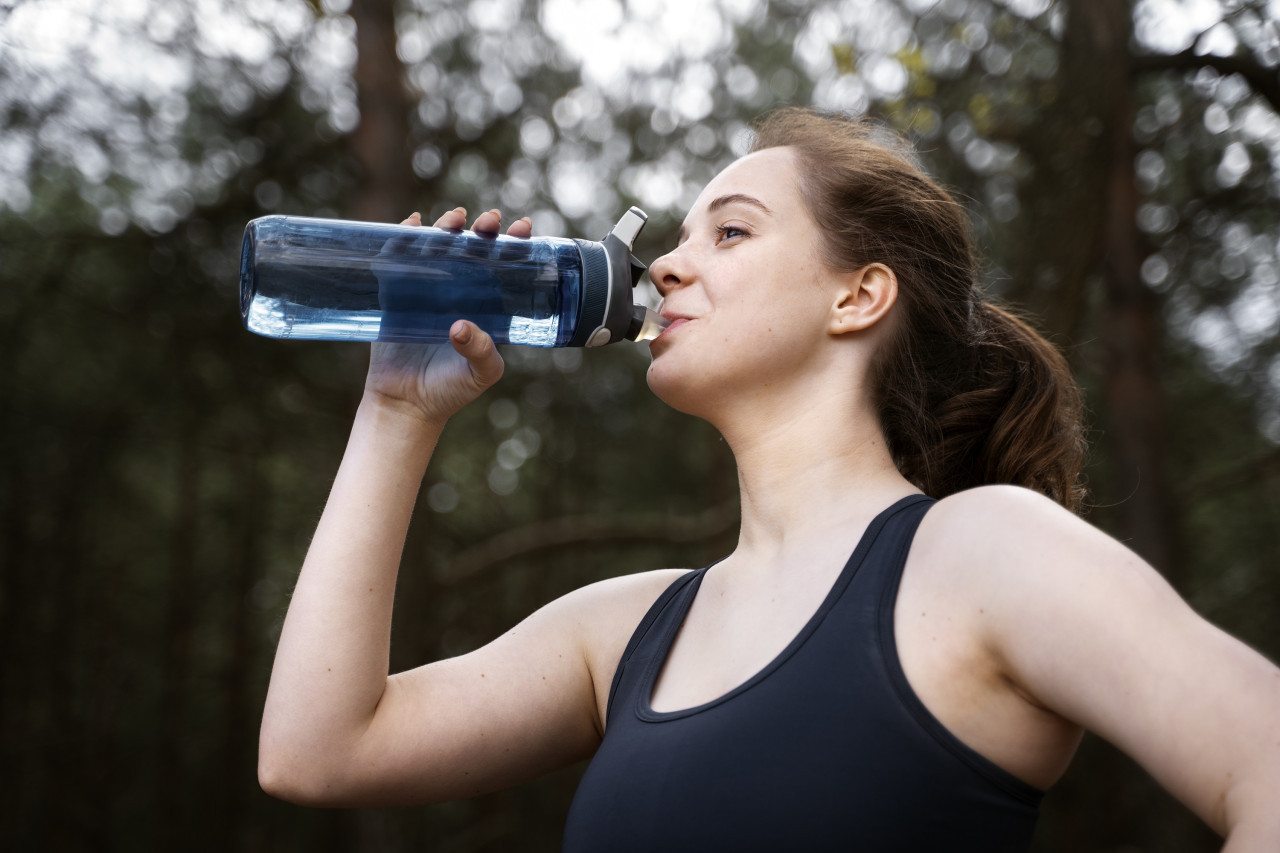 Botellas de agua reutilizables. Foto: Freepik