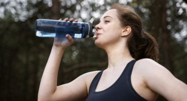 Botellas de agua reutilizables. Foto: Freepik