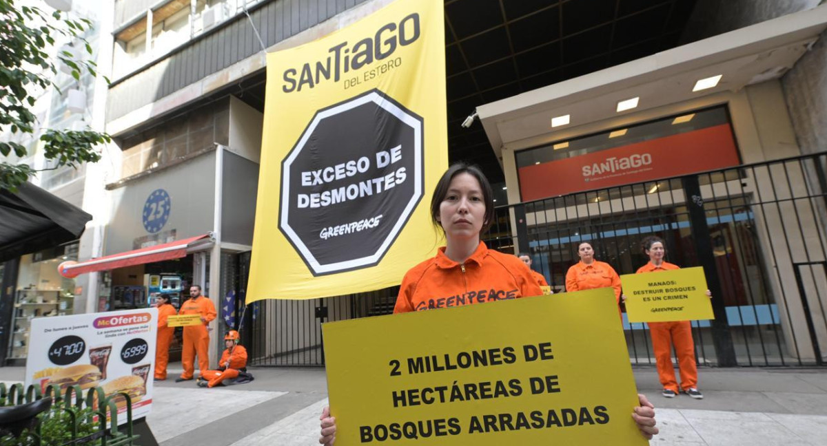 Acción de Greenpeace Argentina en la puerta de la Casa de Santiago del Estero en la Ciudad de Buenos Aires. Foto: Greenpeace Argentina.