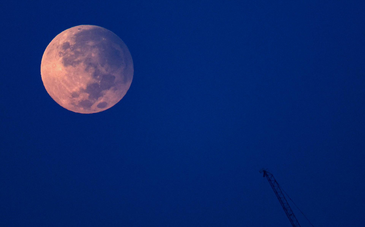 Eclipse de superluna en Dubai. Foto: EFE.